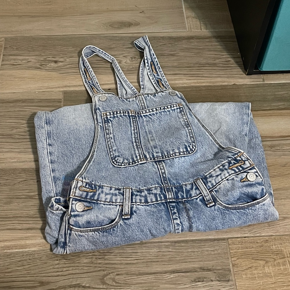 Girls Old Navy light wash denim size L (10-12), with minor flaw on leg- paint